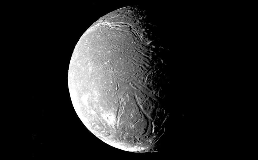 Astrônomos acreditam que Lua de Urano pode esconder oceano oculto