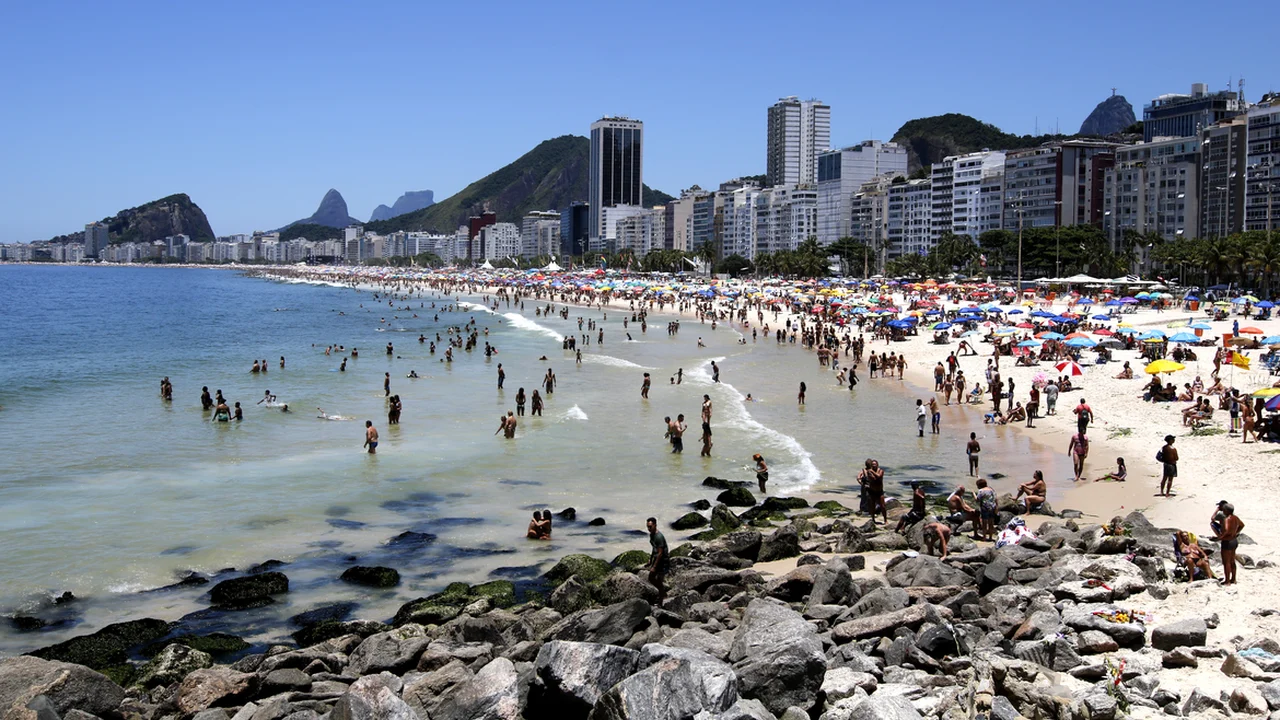 Torcedores de Fluminense e Boca Juniors brigam na Praia de Copacabana