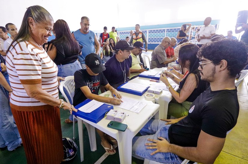 Prefeita Tia Júlia participa de cerimônia de entrega do programa Caminhos da Universidade