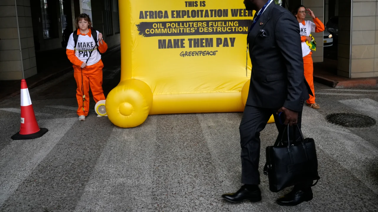 Ambientalistas protestam durante a Semana da Energia Africana, exigindo o fim de novas explorações de petróleo e gás.