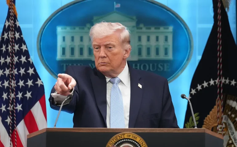 Trump critica papa Leão XIV e diz que pontífice é 'fraco no combate ao crime'