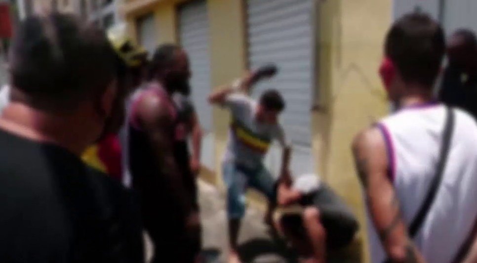 Suspeito do crime foi detido e depois levou socos e chutes por grupo. / Foto: Foto: Reprodução/TV Atalaia