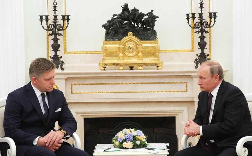 Putin encontra o primeiro-ministro da Eslováquia, Robert Fico, em Pequim