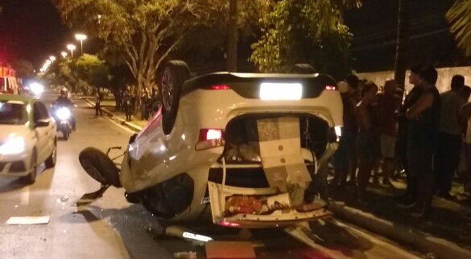 veículo usado pelos assaltantes capota durante fuga