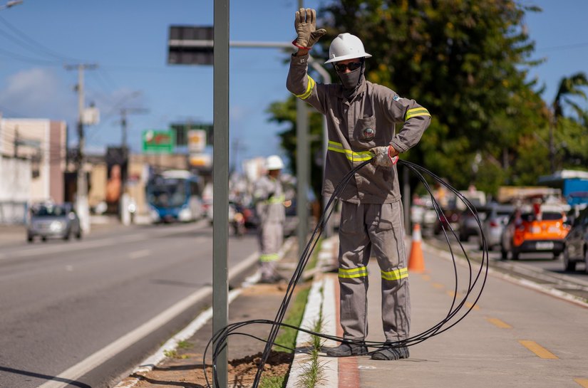 Saiba como acionar a Ilumina Maceió pelo app, 156, 0800 e outros canais de atendimento