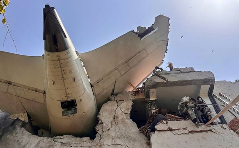 Equipes já resgataram 204 corpos no local de acidente aéreo na Índia