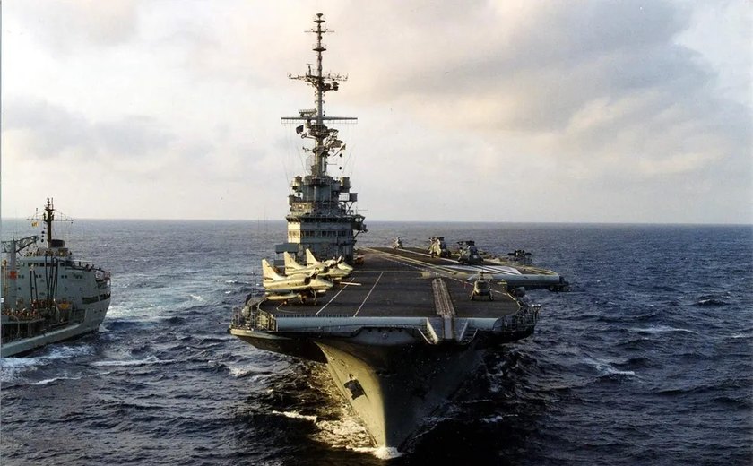 TRF-5 libera Marinha para afundar porta-aviões desativado