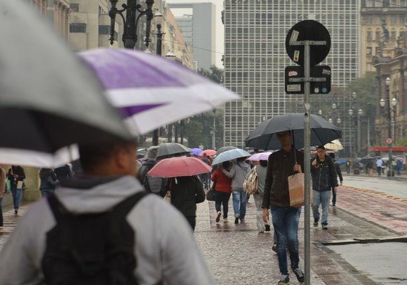 Após madrugada chuvosa, tempo abre e o sol aparece entre nuvens em SP