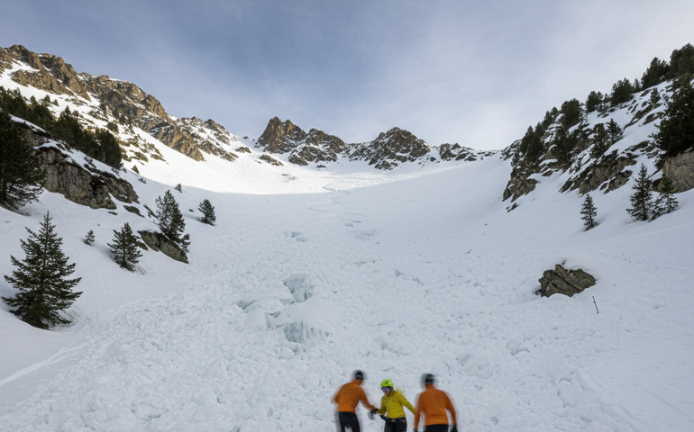 Esquiadora sobrevive após ser arrastada por avalanche em Andorra