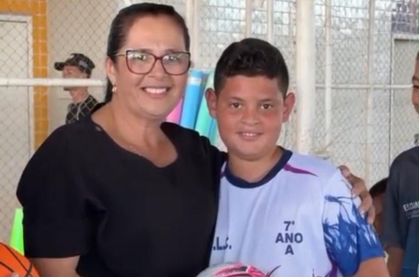 Lagoa da Canoa Prefeita Edilza Alves entrega novos materiais aos alunos da Escola de Esportes