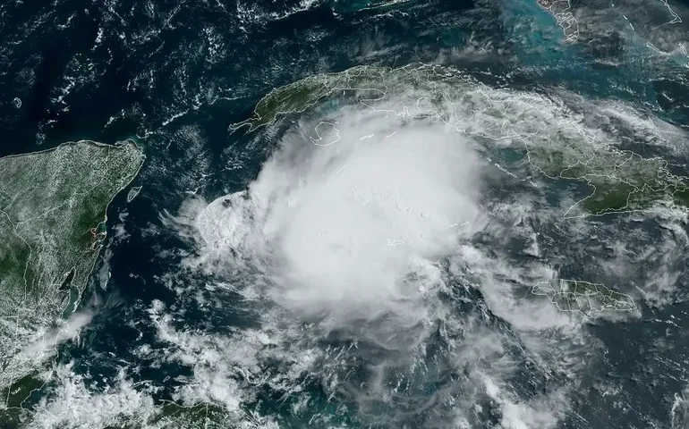 Beryl volta a ganhar força e chega à costa do Texas (EUA) como furacão