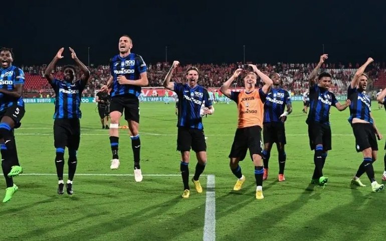 Atalanta vence time de Berlusconi com gol contra de brasileiro e lidera Italiano