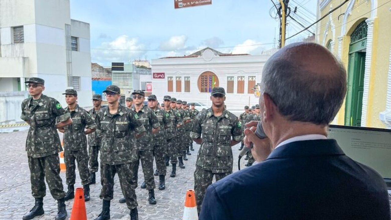 Prefeito Ronaldo Lopes lança o Programa Bolsa Atirador durante solenidade no Tiro de Guerra de Penedo