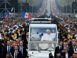 Leão XIV saúda multidão durante passeio de papamóvel por Champs-Élysées