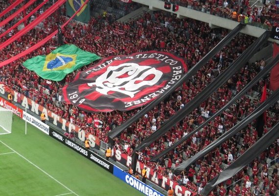 Após calote, torcida do Athletico-PR arrecada dinheiro e festeja ida a Montevidéu