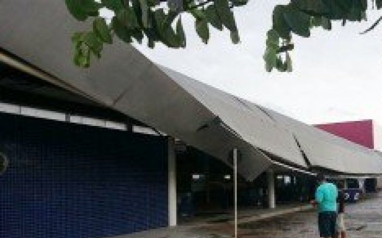 Temporal derruba parte do teto da Rodoviária Manoel Nézinho em Arapiraca