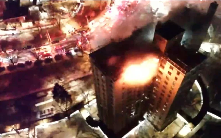 Explosão de gás, incêndio nos últimos andares do prédio de apartamentos de Nova York mata 1, fere 14