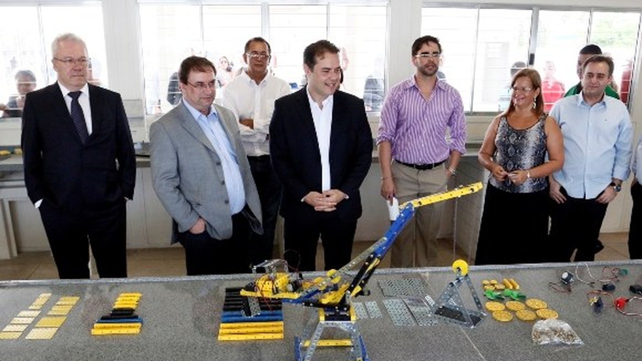 Governador inaugura escola de tempo integral, modelo para AL
