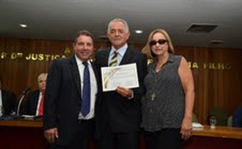 Procurador de Justiça Dilmar Camerino é homenageado com a diploma de honra ao mérito