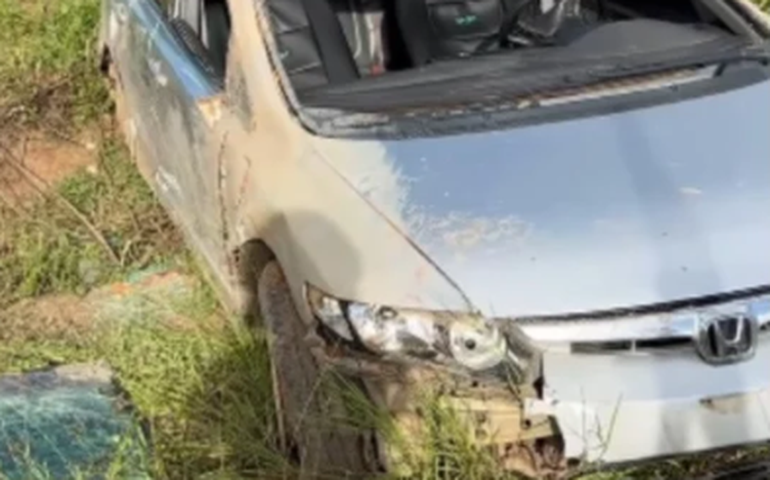 Veículo capota na AL-220 após motorista atingir buraco; cinco pessoas escapam com ferimentos leves