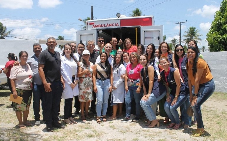 Prefeito Ronaldo Lopes entrega ambulância no povoado Palmeira Alta
