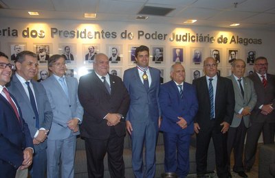 Rui Palmeira recebe a Comenda Moura Castro no TJ/AL