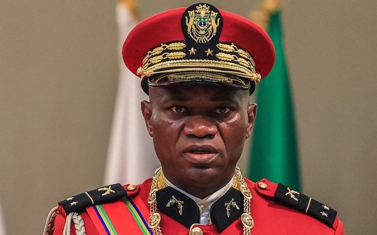 Líder de golpe militar toma posse como presidente interino no Gabão