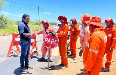 Prefeito Júlio Cezar visita canteiro de obras da duplicação Palmeira a Arapiraca