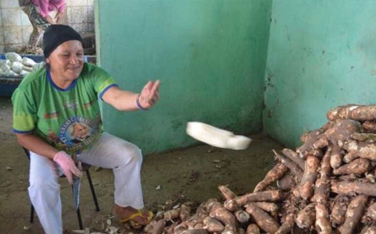 Famílias do povoado Mata Limpa comemoram reativação de Casa de Farinha
