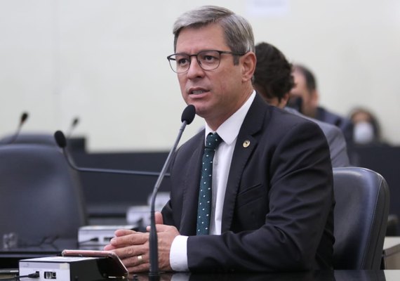 Deputado Cabo Bebeto oficializa candidatura ao governo-tampão de Alagoas