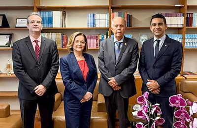 Corregedor-geral Celyrio Adamastor dialoga com a ministra Marluce Caldas