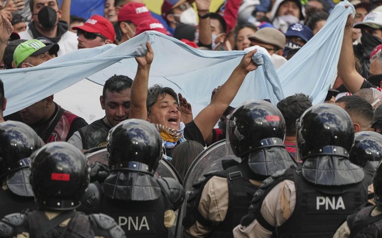 Protestos de aposentados com torcidas organizadas escala para confronto com polícia na Argentina
