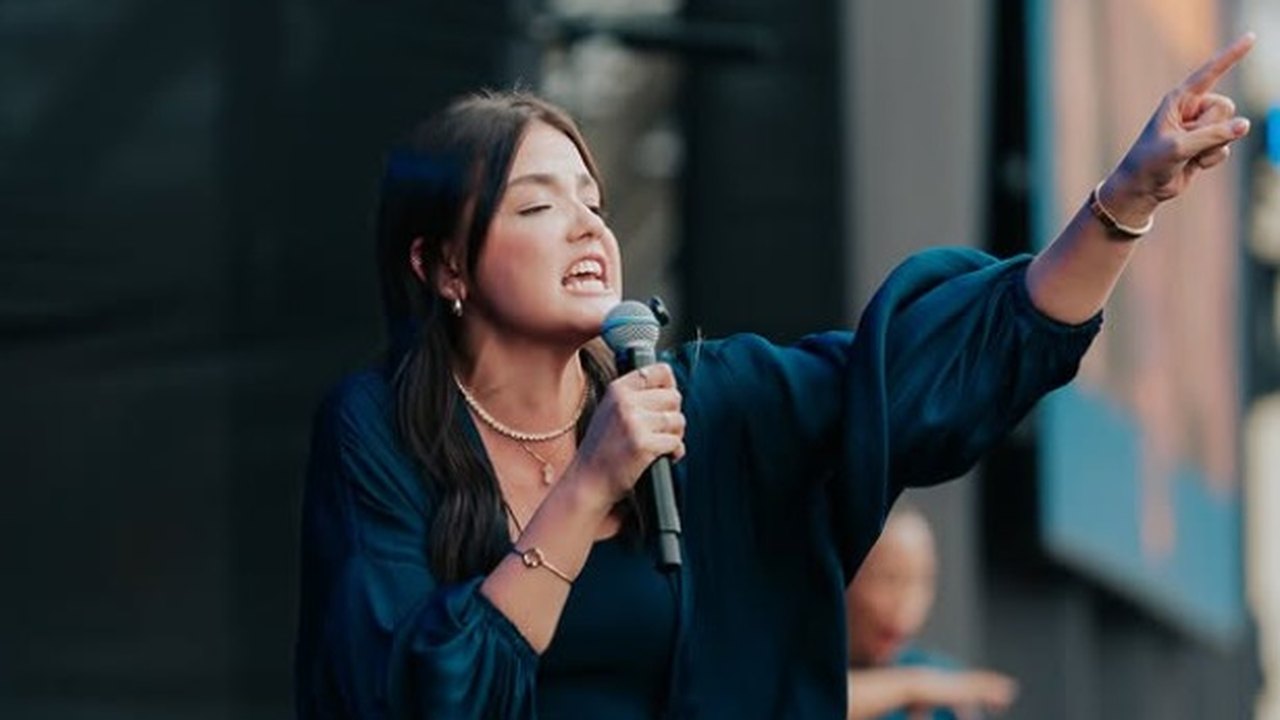 Ex-atriz mirim Stefany Vaz prega para jovens em evento cristão