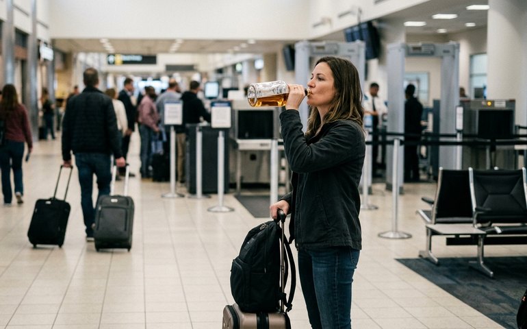 Mulher bebe quase uma garrafa inteira de tequila para evitar descarte em aeroporto dos EUA