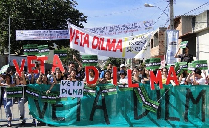 Manifestantes pedem veto ao Código Florestal em visita de Dilma a Betim