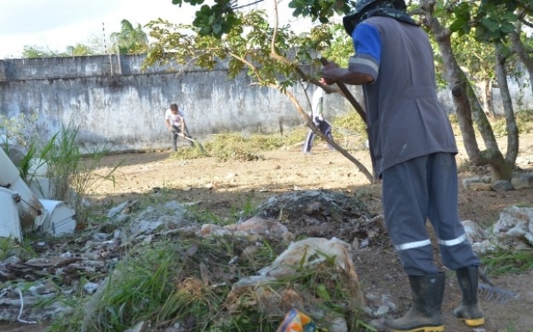 Reeducandos trabalham na limpeza da Unidade de Emergência de Arapiraca