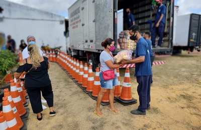 Entrega de cestas básicas no Benedito Bentes vai até o dia 3