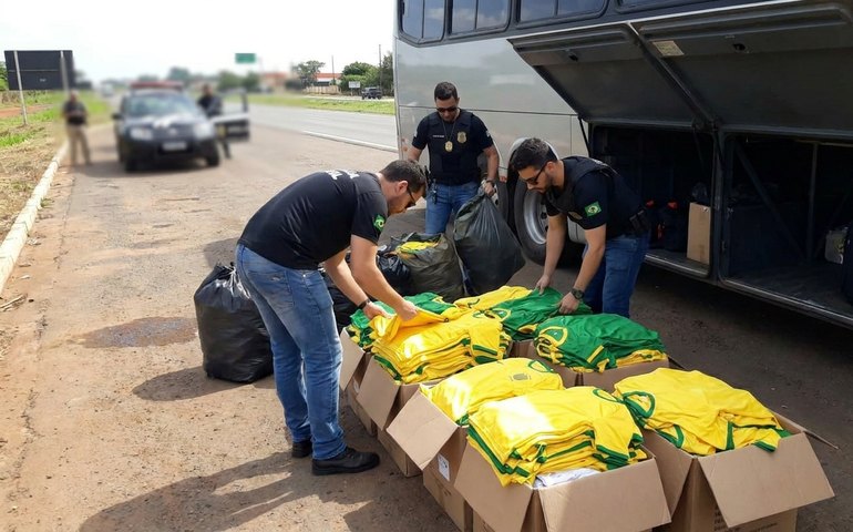 Polícia Civil intercepta ônibus com 2 mil camisas falsificadas da seleção brasileira