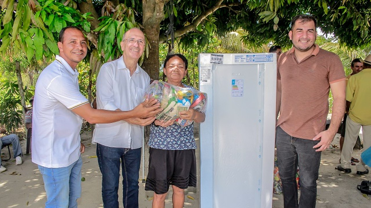 Prefeito Ronaldo Lopes entrega alimentos, geladeiras e fogões para famílias do Assentamento Novo Horizonte