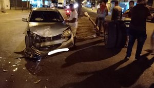 Pneu se desprende de caminhão e atinge veículo / Foto: Redes Sociais