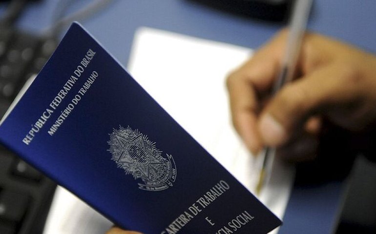 IBGE: desemprego cai 1,6 ponto percentual e chega a 12,1%