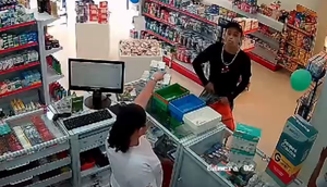 Assaltante invade farmácia recém-inaugurada, ameaça atendentes com arma de fogo e rouba produtos em Aracaju; VÍDEO