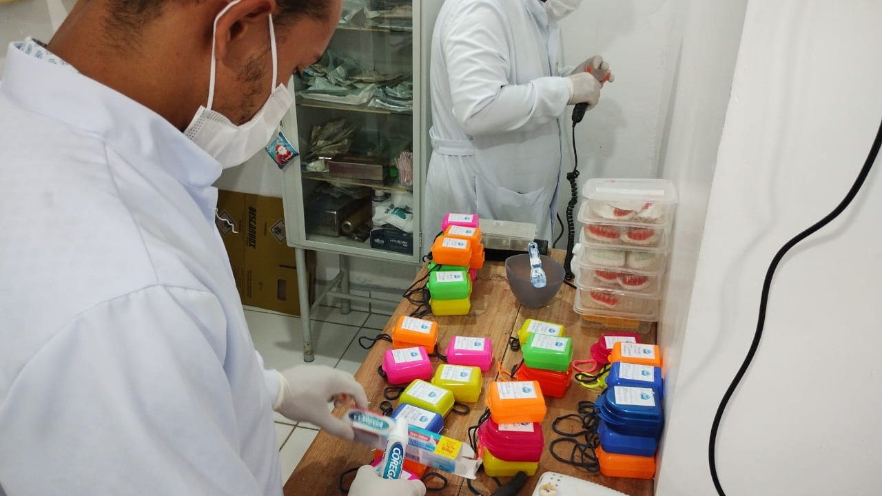 Pacientes do povoado Bonsucesso recebem próteses dentárias