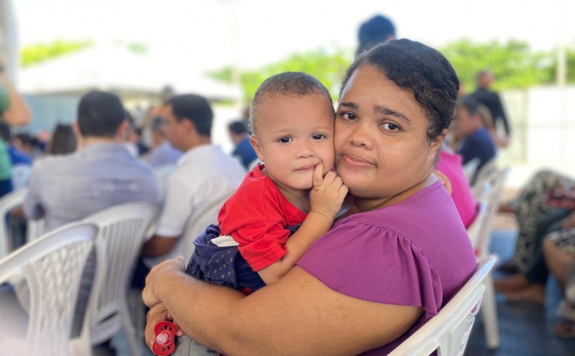 Famílias de comunidades carentes recebem chaves de apartamentos em Maceió