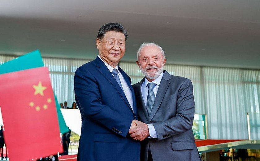 Lula ganha 'amostra da lua' e dá a xi Jinping garrafa com água de 'rios voadores' da Amazônia