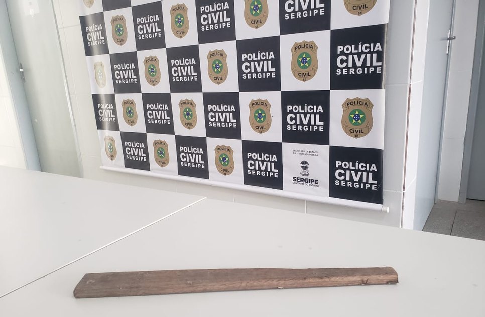 Pedaço de madeira encontrada no corpo da vítima.