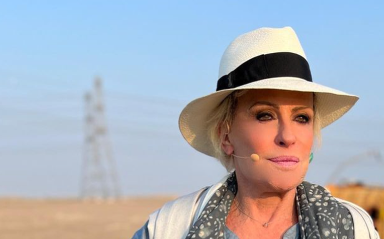 Pai dos filhos de Ana Maria Braga, Eduardo de Carvalho posa com a neta