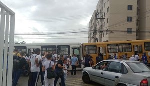 Colisão entre dois ônibus bloqueia entrada de condomínio em Aracaju; VÍDEO