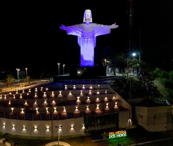 Cristo do Goiti recebeu iluminação azul em apoio à campanha Novembro Azul