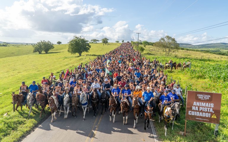 Cavalgada dos Pais reúne mais de 2 mil cavaleiros e amazonas  e lota Praça Beira Rio em Traipu